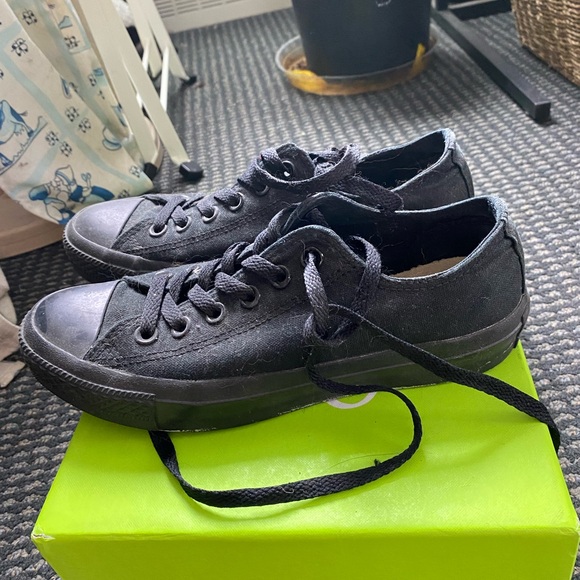 Black low top women’s converse size 7 - Picture 2 of 4